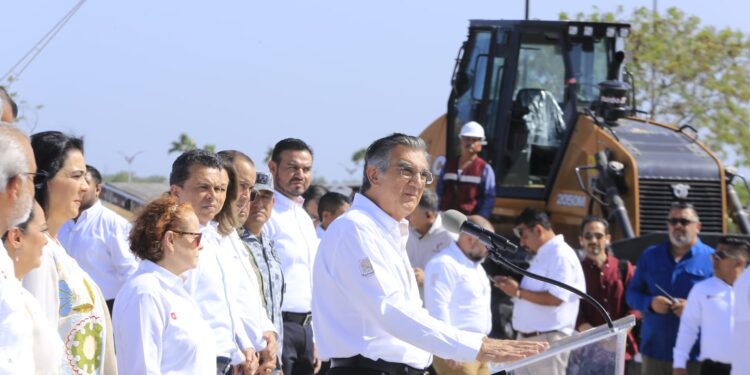 Entrega Américo Villarreal vehículos y maquinaria por 125.2 mdp