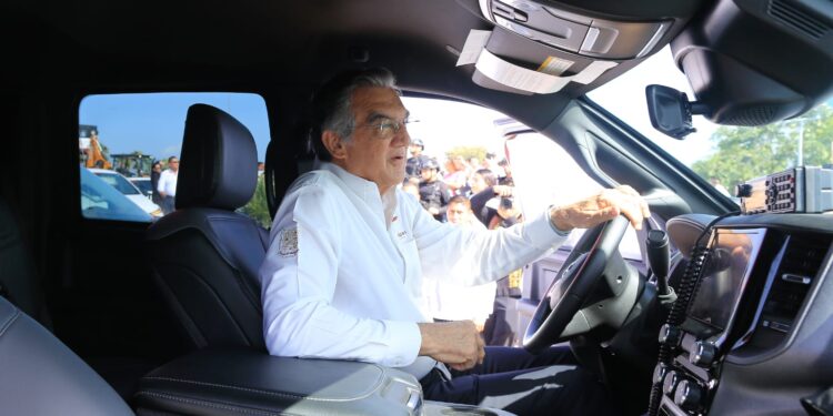 Entrega Américo Villarreal vehículos y maquinaria por 125.2 mdp