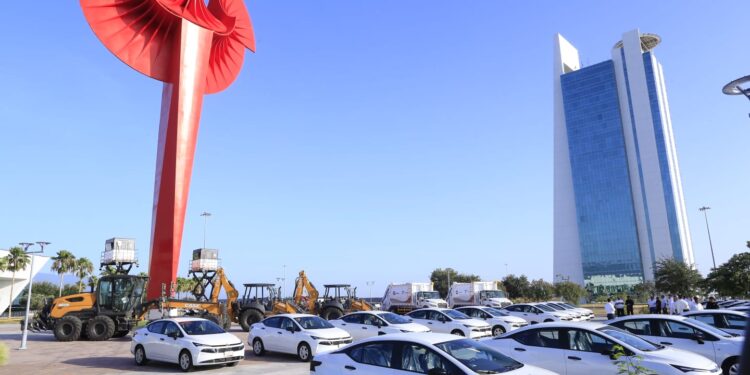 Entrega Américo Villarreal vehículos y maquinaria por 125.2 mdp