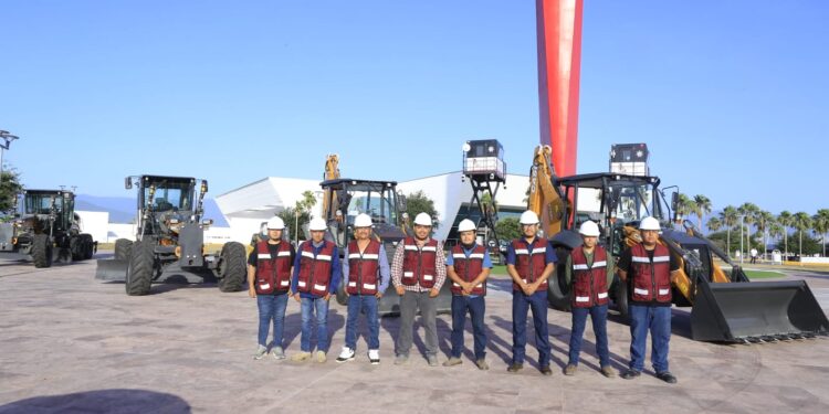 Entrega Américo Villarreal vehículos y maquinaria por 125.2 mdp