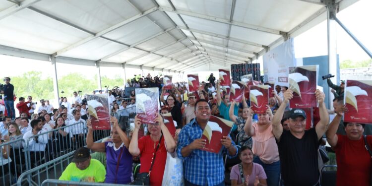 Inaugura Américo obra vial y entrega escrituras a familias matamorenses