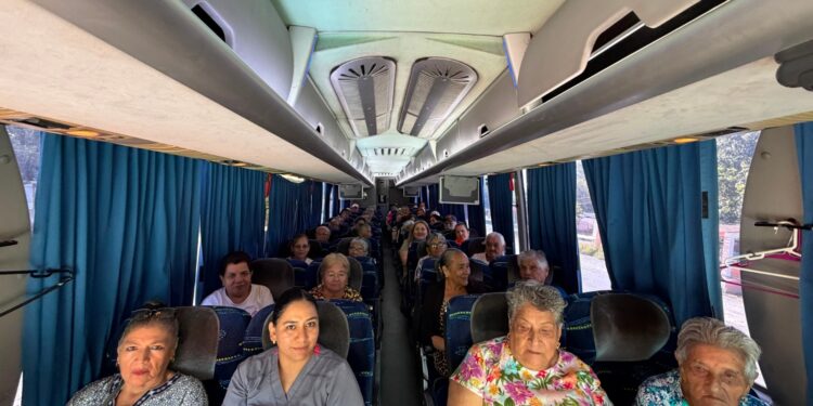 Programa de Turismo Social lleva a adultos mayores a pasear a El Chorrito en Hidalgo, Tamaulipas
