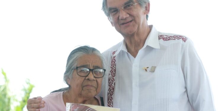 Inaugura Américo obra vial y entrega escrituras a familias matamorenses