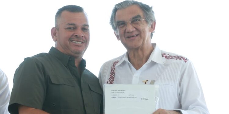 Inaugura Américo obra vial y entrega escrituras a familias matamorenses
