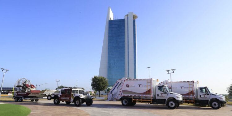 Entrega Américo Villarreal vehículos y maquinaria por 125.2 mdp