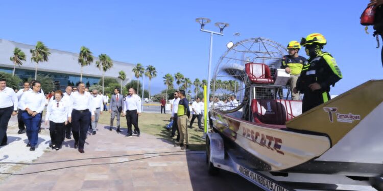 Entrega Américo Villarreal vehículos y maquinaria por 125.2 mdp