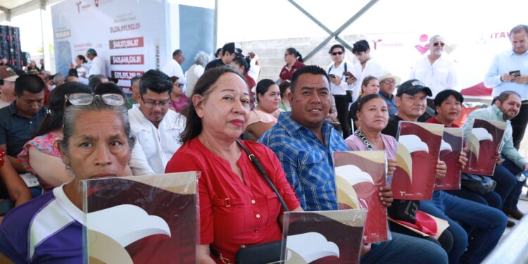 Inaugura Américo obra vial y entrega escrituras a familias matamorenses