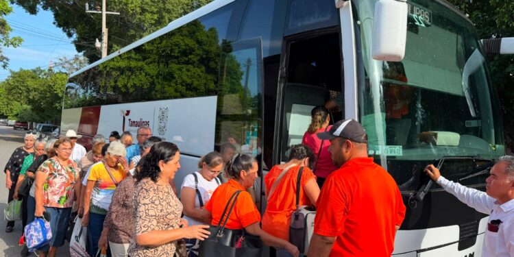 Programa de Turismo Social lleva a adultos mayores a pasear a El Chorrito en Hidalgo, Tamaulipas