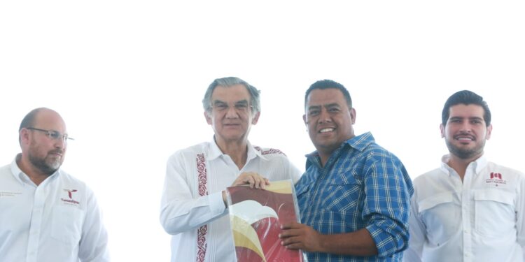 Inaugura Américo obra vial y entrega escrituras a familias matamorenses