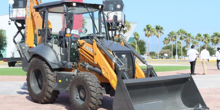 Fortalece Gobierno de Tamaulipas capacidad operativa de la Secretaría de Obras Públicas con nueva maquinaria