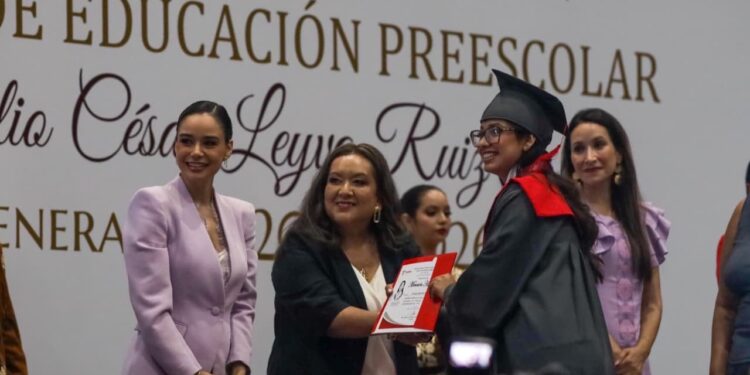 Gradúa a nueva generación de docentes de preescolar la Normal de Educadoras “Maestra Estefanía Castañeda”