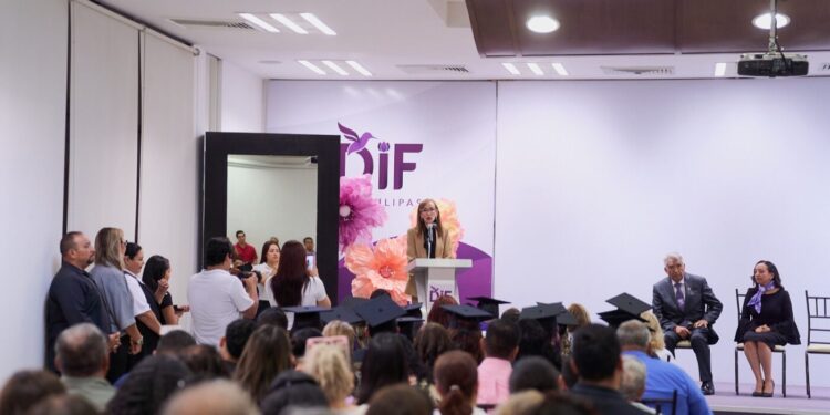 CREE del DIF Tamaulipas gradúa a 32 profesionales de la rehabilitación