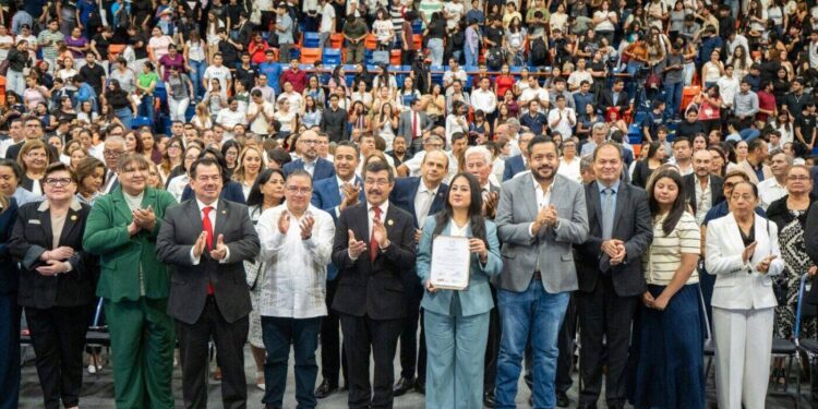 Reconoce UAT trayectoria judicial de su distinguida egresada Xóchitl Almendra Hernández Torres