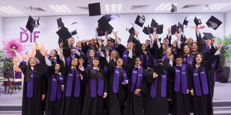 CREE del DIF Tamaulipas gradúa a 32 profesionales de la rehabilitación