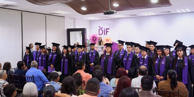 CREE del DIF Tamaulipas gradúa a 32 profesionales de la rehabilitación