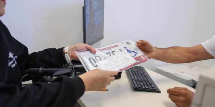 Facilita DIF Tamaulipas trámite de credencial y placas de circulación para personas con discapacidad