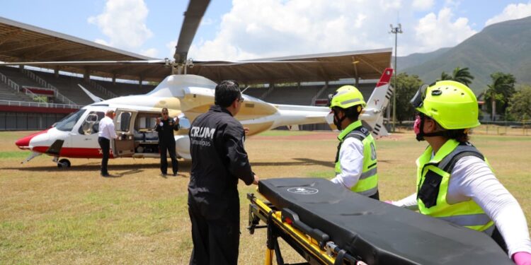 Trasladan a niño lesionado en ambulancia aérea