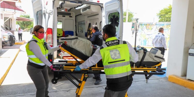 Trasladan a niño lesionado en ambulancia aérea