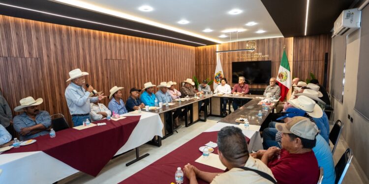 Acuerda Américo programa conjunto para rehabilitar caminos rurales de Jaumave