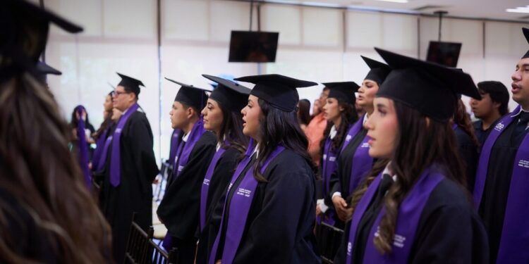 CREE del DIF Tamaulipas gradúa a 32 profesionales de la rehabilitación