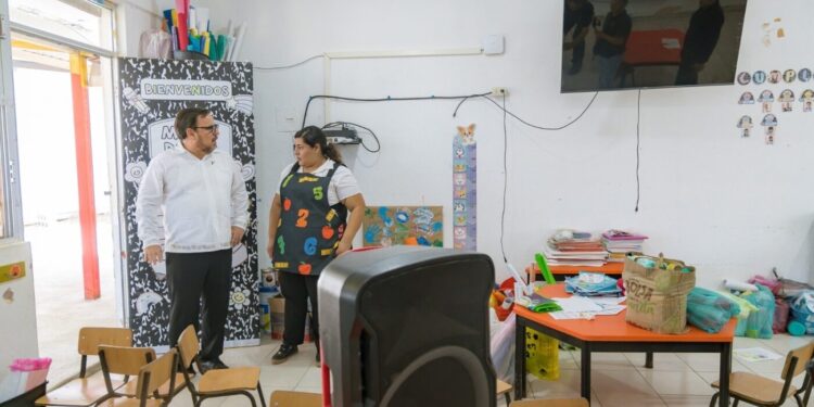 Escucha y atiende titular de la SET a comunidades escolares de Soto la Marina