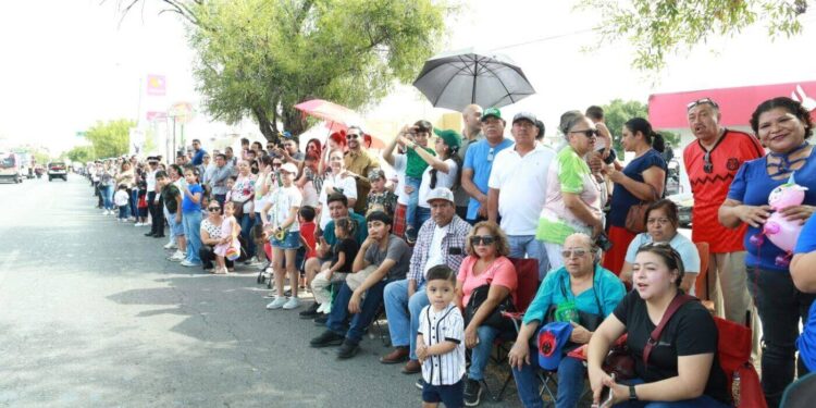 Américo preside desfile cívico-militar por el 216 aniversario de la Independencia de México