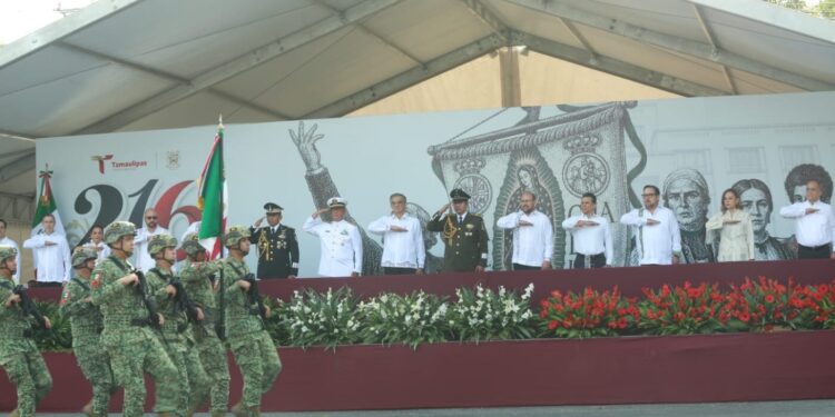 Américo preside desfile cívico-militar por el 216 aniversario de la Independencia de México