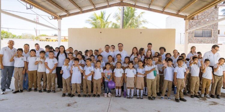 Escucha y atiende titular de la SET a comunidades escolares de Soto la Marina
