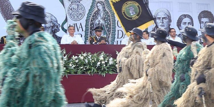 Américo preside desfile cívico-militar por el 216 aniversario de la Independencia de México
