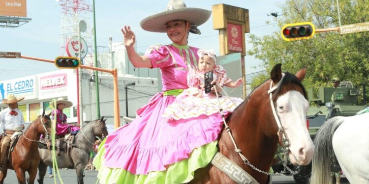 Américo preside desfile cívico-militar por el 216 aniversario de la Independencia de México