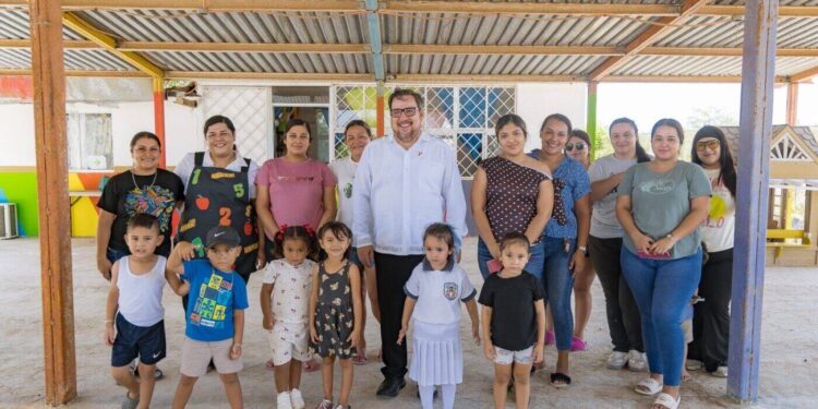 Escucha y atiende titular de la SET a comunidades escolares de Soto la Marina
