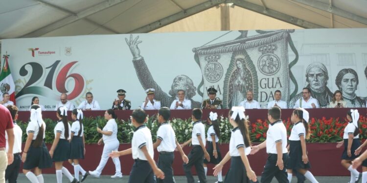 Américo preside desfile cívico-militar por el 216 aniversario de la Independencia de México