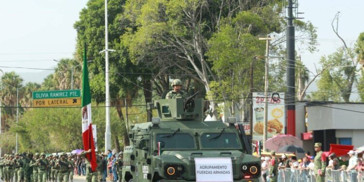 Américo preside desfile cívico-militar por el 216 aniversario de la Independencia de México