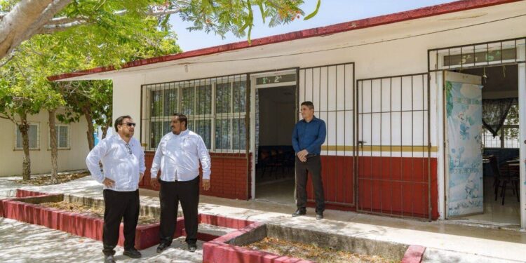 Escucha y atiende titular de la SET a comunidades escolares de Soto la Marina