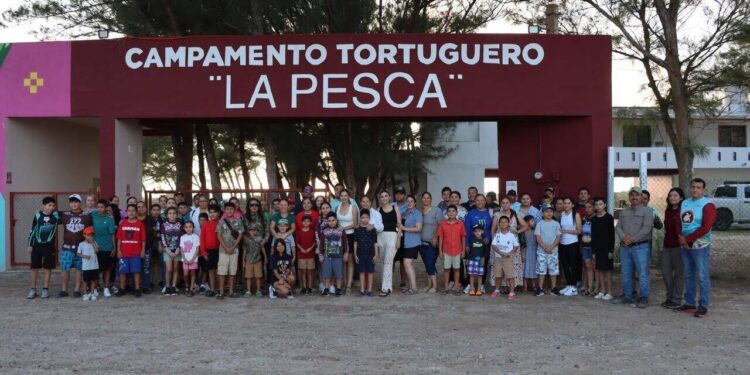 Reciben educación ambiental y conservación de especies niñas, niños y familias en el Campamento Tortuguero de La Pesca