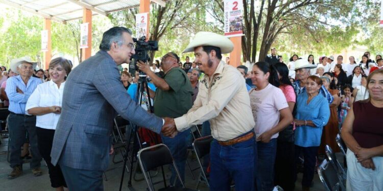 Refrenda Américo impulso a la vocación agropecuaria de Palmillas