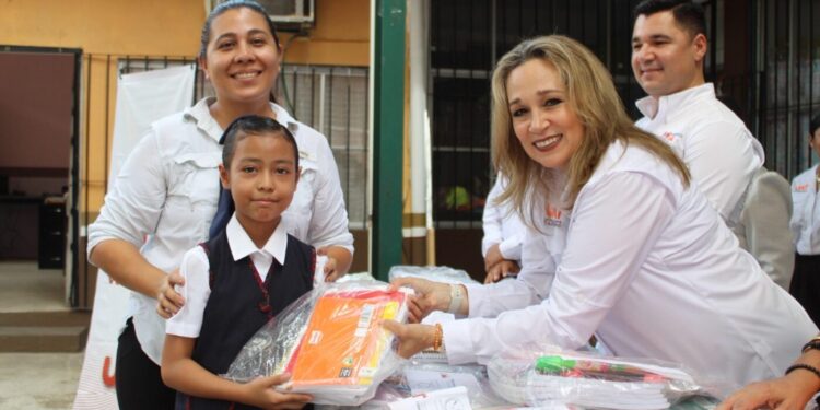 Entrega Familia UAT útiles escolares a niñez vulnerable con la colecta “Impulsando Corazones”