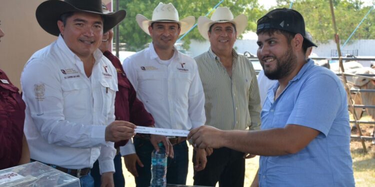 Acerca Tamaulipas ejemplares de alta calidad genética a ganaderos de El Mante