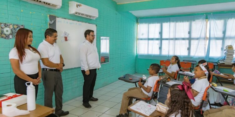 Escucha y atiende titular de la SET a comunidades escolares de Soto la Marina