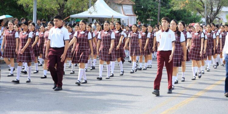Américo preside desfile cívico-militar por el 216 aniversario de la Independencia de México