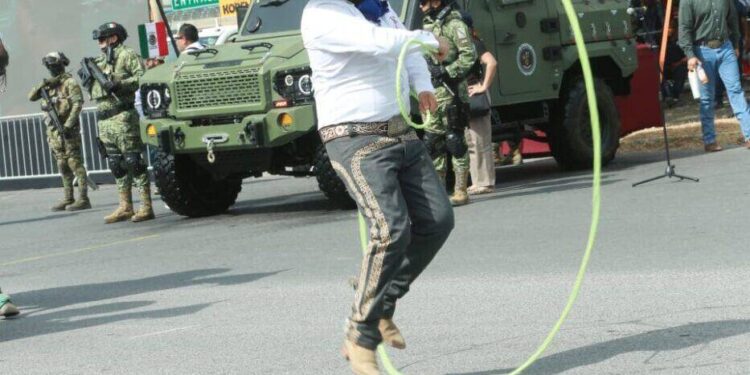 Américo preside desfile cívico-militar por el 216 aniversario de la Independencia de México