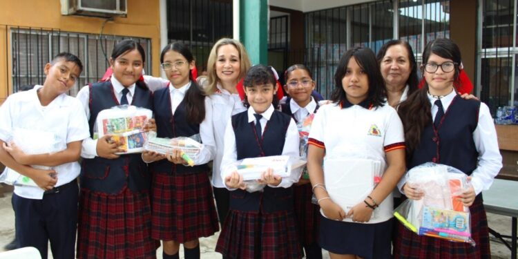 Entrega Familia UAT útiles escolares a niñez vulnerable con la colecta “Impulsando Corazones”