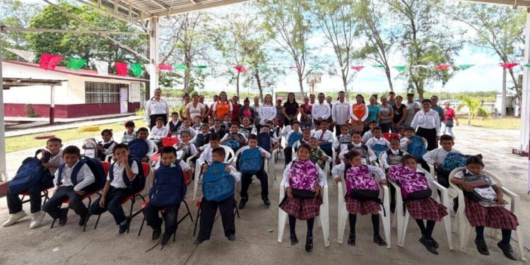 Entrega Familia UAT útiles escolares a niñez vulnerable con la colecta “Impulsando Corazones”
