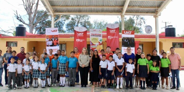 Entrega Familia UAT útiles escolares en primarias de Ciudad Victoria y Güémez