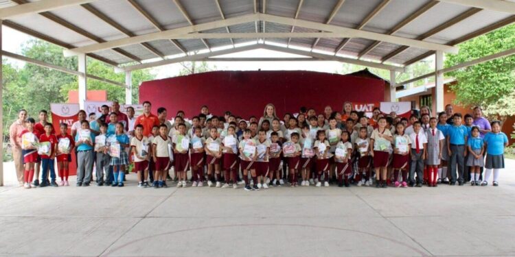 Entrega Familia UAT útiles escolares en primarias de Ciudad Victoria y Güémez