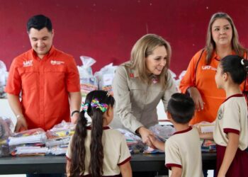 Entrega Familia UAT útiles escolares en primarias de Ciudad Victoria y Güémez