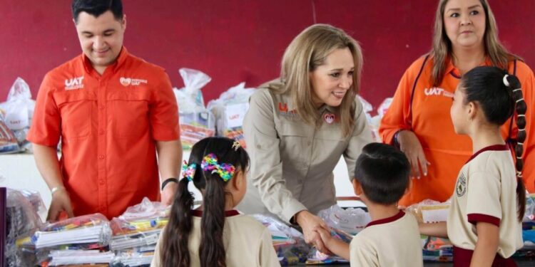 Entrega Familia UAT útiles escolares en primarias de Ciudad Victoria y Güémez
