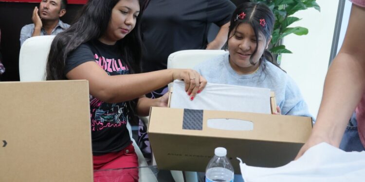 Entrega SEBIEN computadoras a estudiantes