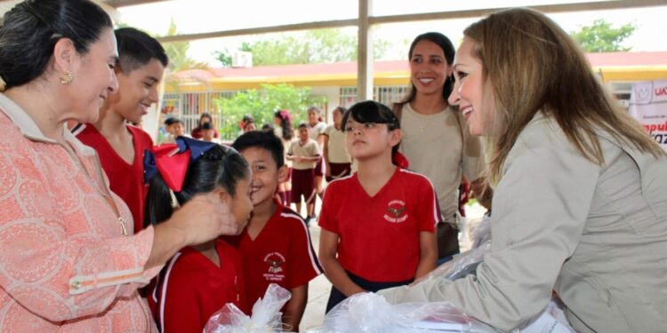 Entrega Familia UAT útiles escolares en primarias de Ciudad Victoria y Güémez