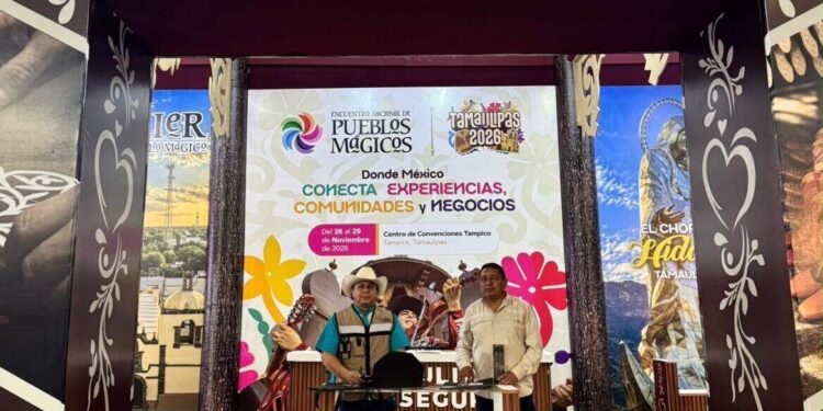 Disfrutan niñas y niños aventuras en el stand de la Secretaría de Turismo